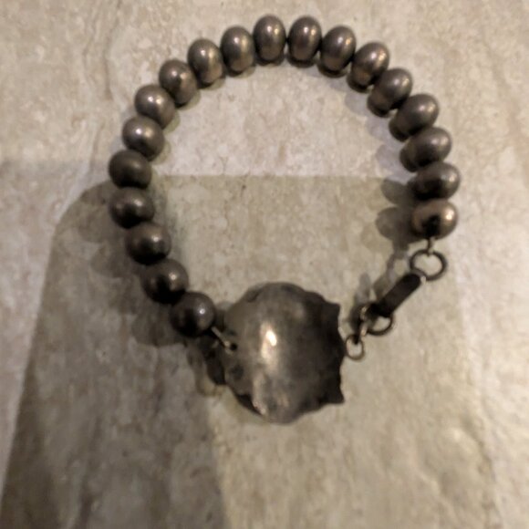Vintage Sterling Silver Navajo Pearl Bead Bracelet Ornate Repoussé Clasp 925 - Picture 4 of 8